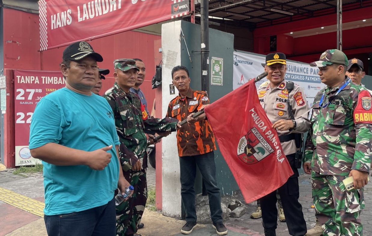 Penurunan bendera ormas di Sawah Besar, Jakarta Pusat (SinPo.id/Dok.Polres Jakpus)