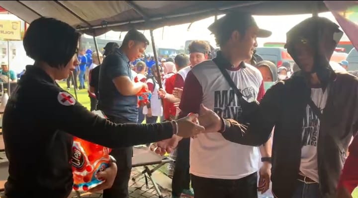 Aksi humanisme anggota Polri terhadap para buruh di Monas (SinPo.id/ Dok.Polres Jakpus)