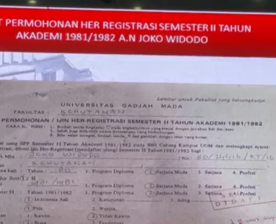 Salah satu bukti Jokowi lulusan UGM (SinPo.id/Dok.Polri)