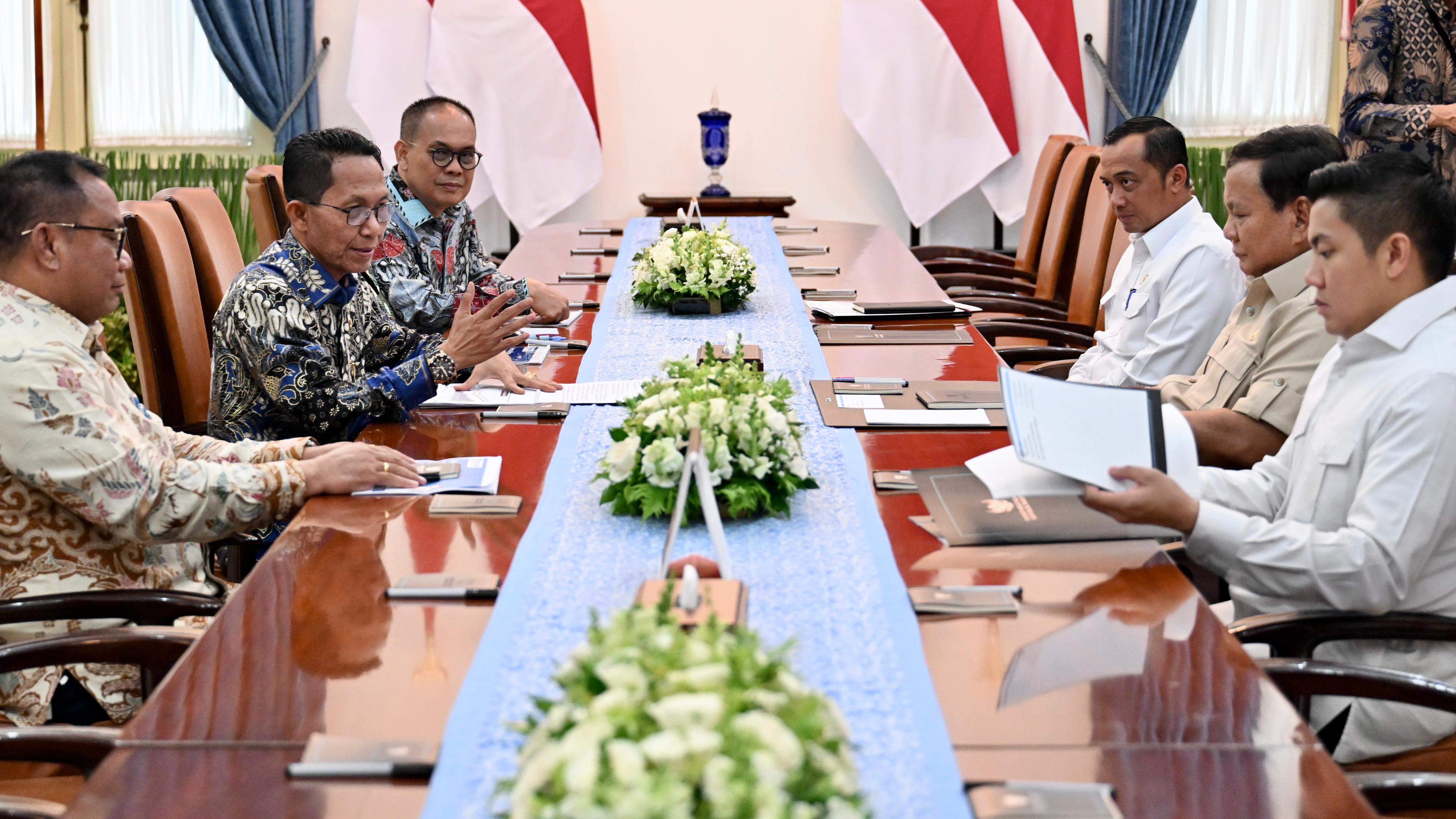 Presiden Prabowo Subianto saat bertemu Kepala BP Batam, Amsakar Achmad (SinPo.id/ Setpres)