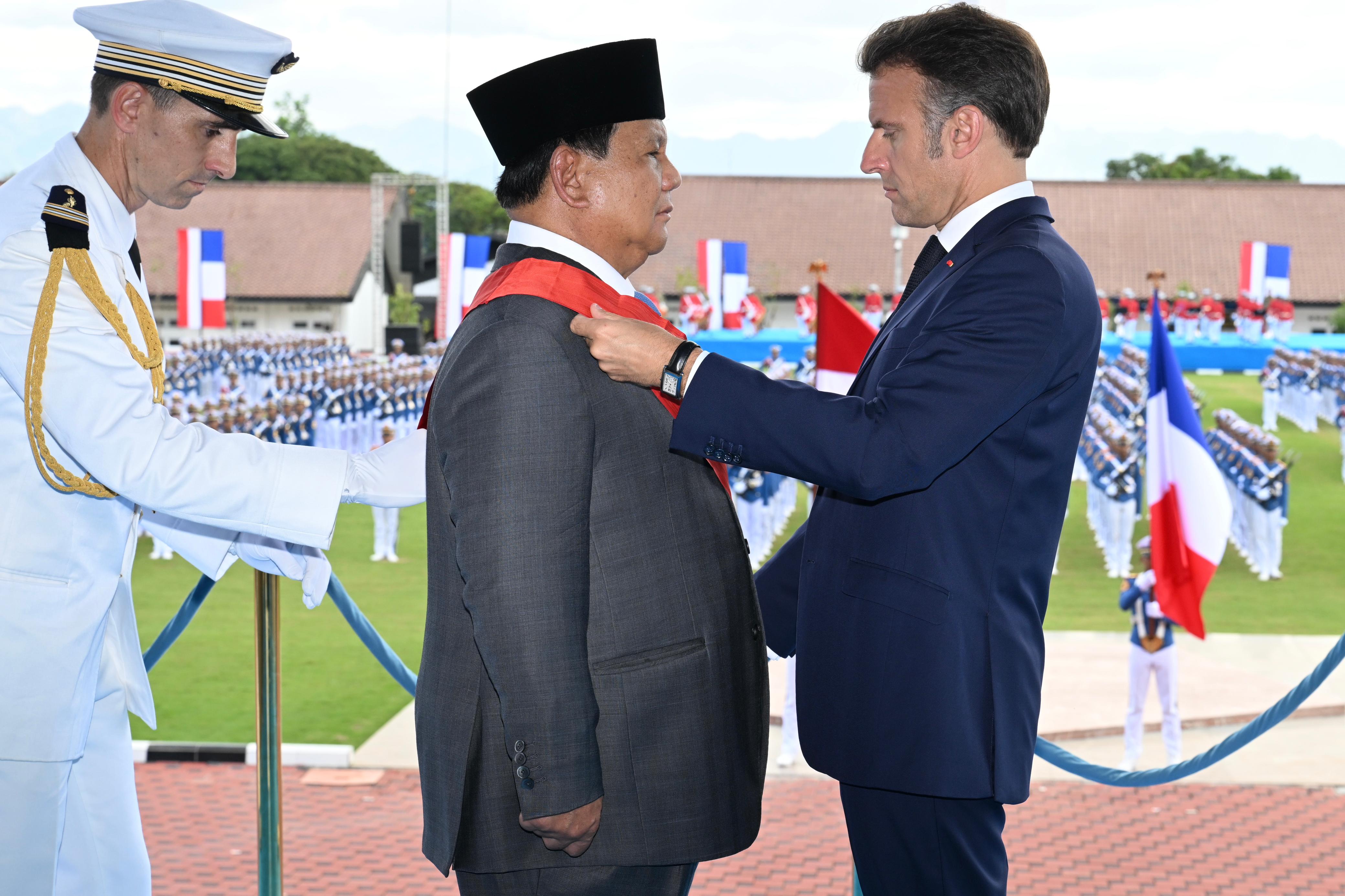 Presiden Macron Anugerahkan Grand Croix de la Légion d’Honneur kepada Presiden Prabowo (SinPo.id/Setpres)
