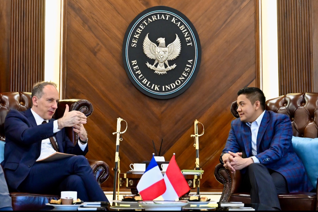 Dubes Republik Prancis untuk Indonesia, Fabien Penone, dengan Sekretaris Kabinet, Teddy Indra Wijaya (SinPo.id/Setpres)
