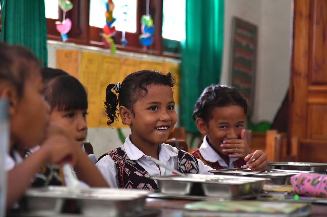 Anak-anak menerima Program MBG di Rote Ndao NTT (SinPo.id/Setpres)