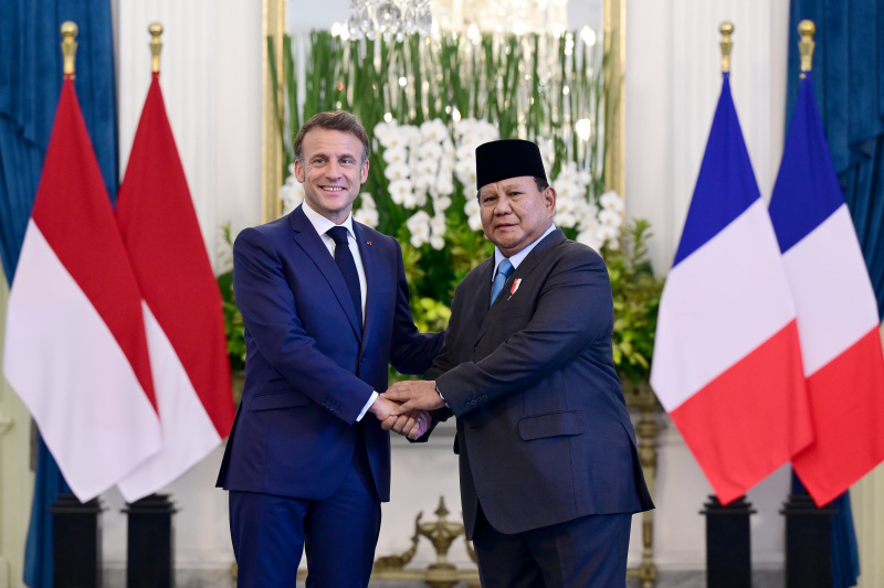 Presiden Prabowo sambut hangat Presiden Prancis Emmanuel Macron dan Istri Brigitte Macron dalam kunjungan kenegaraan di Istana Merdeka (Ashar/Foto:BiroPers/SinPo.id)