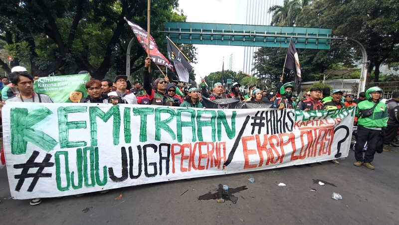 Ratusan driver ojek online gelar aksi demo terkait tingginya potongan aplikator hingga 20 persen