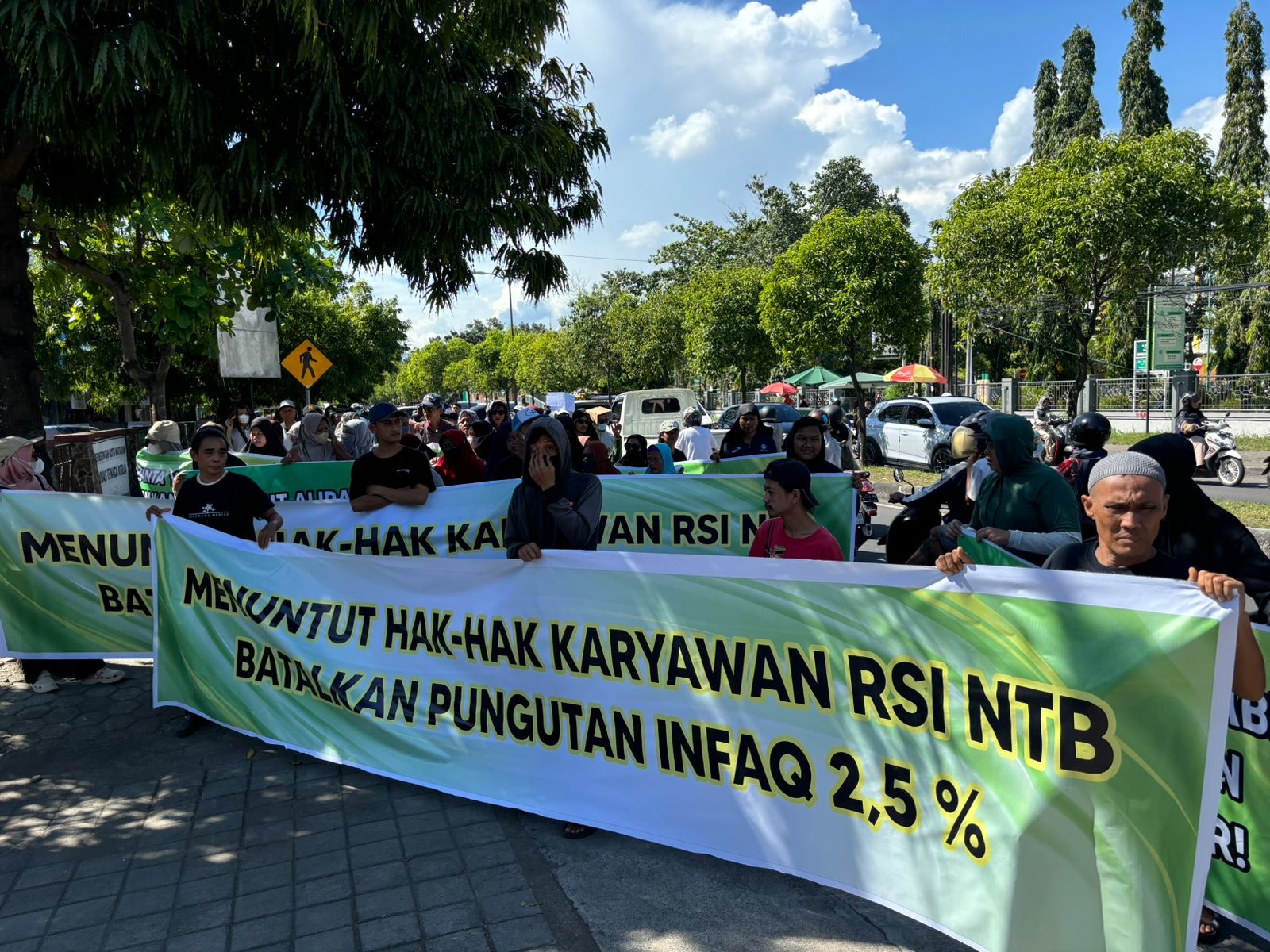 Ratusan orang termasuk karyawan Yayasan RSI NTB menggelar aksi unjuk rasa di depan Kantor Disnaker Mataram. (SinPo.id/Istimewa)