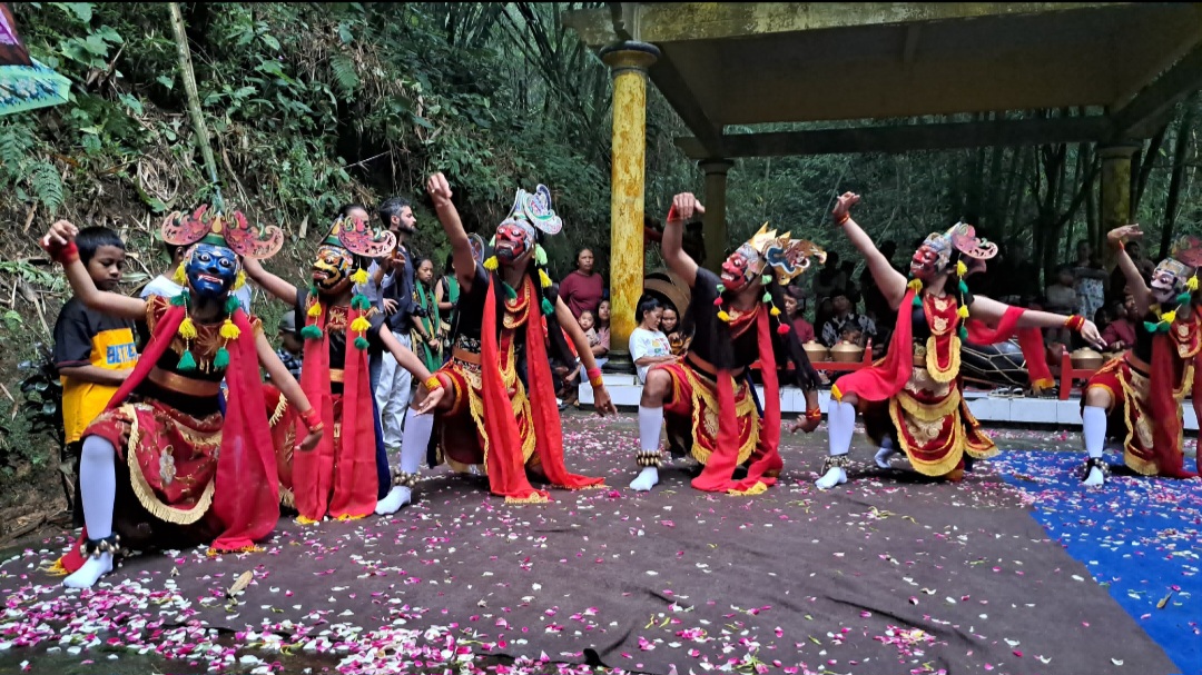 Pagelaran wayang Topeng Malang di Sumber Kali Topeng Gunung Kawi (SinPo.id/Istimewa)