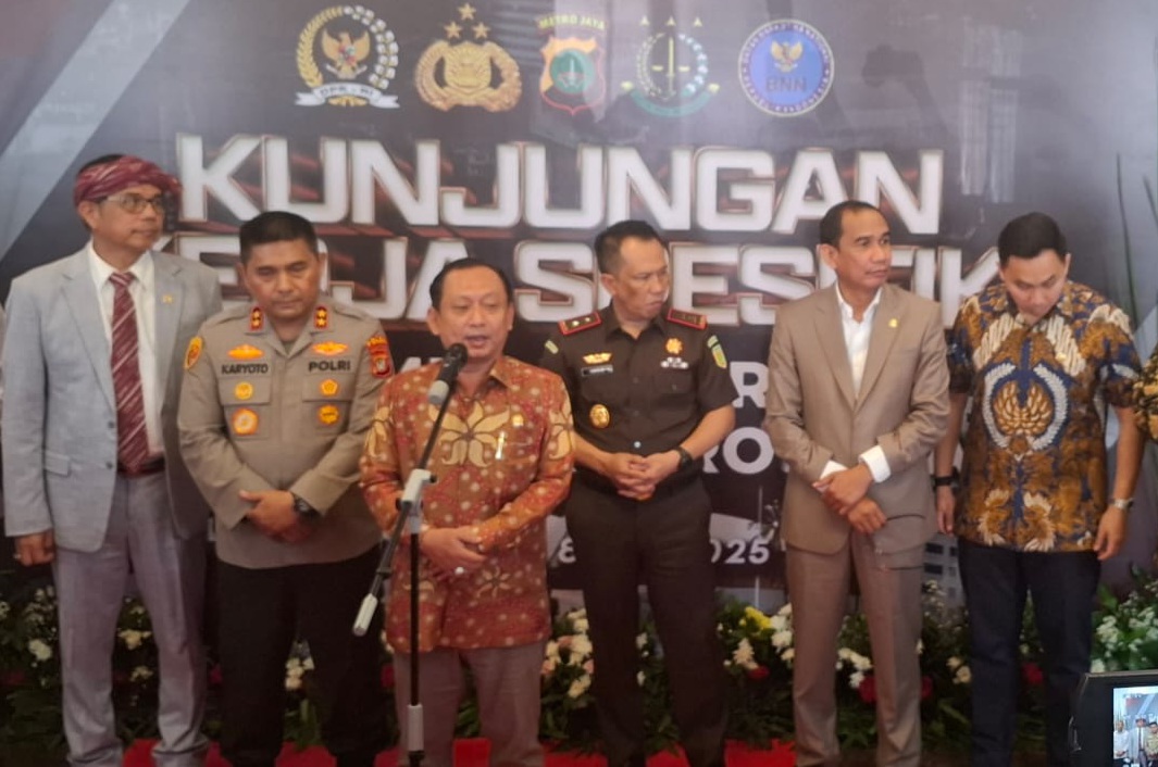 Anggota Komisi IIII DPR RI saat mengunjungi Polda Metro Jaya (SinPo.id/ Firdausi)