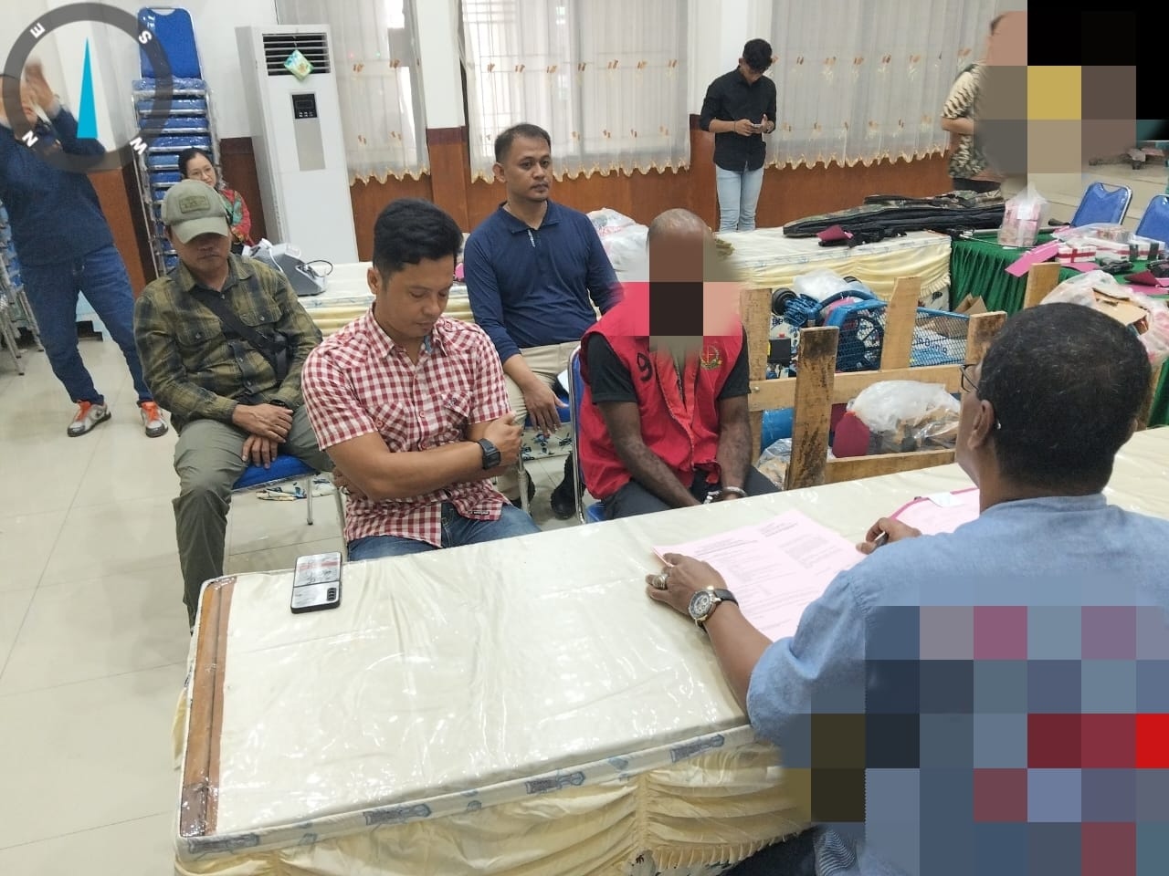 Satgas Damai Cartenz Serahkan Tersangka Kepemilikan Senpi Ilegal ke Kejari Jayapura (SinPo.id/Humas Polri)