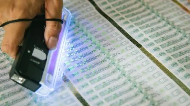 Ilustrasi. Petugas Bea Cukai memeriksa pita cukai. (SinPo.id/Dok. Ditjen Bea Cukai)