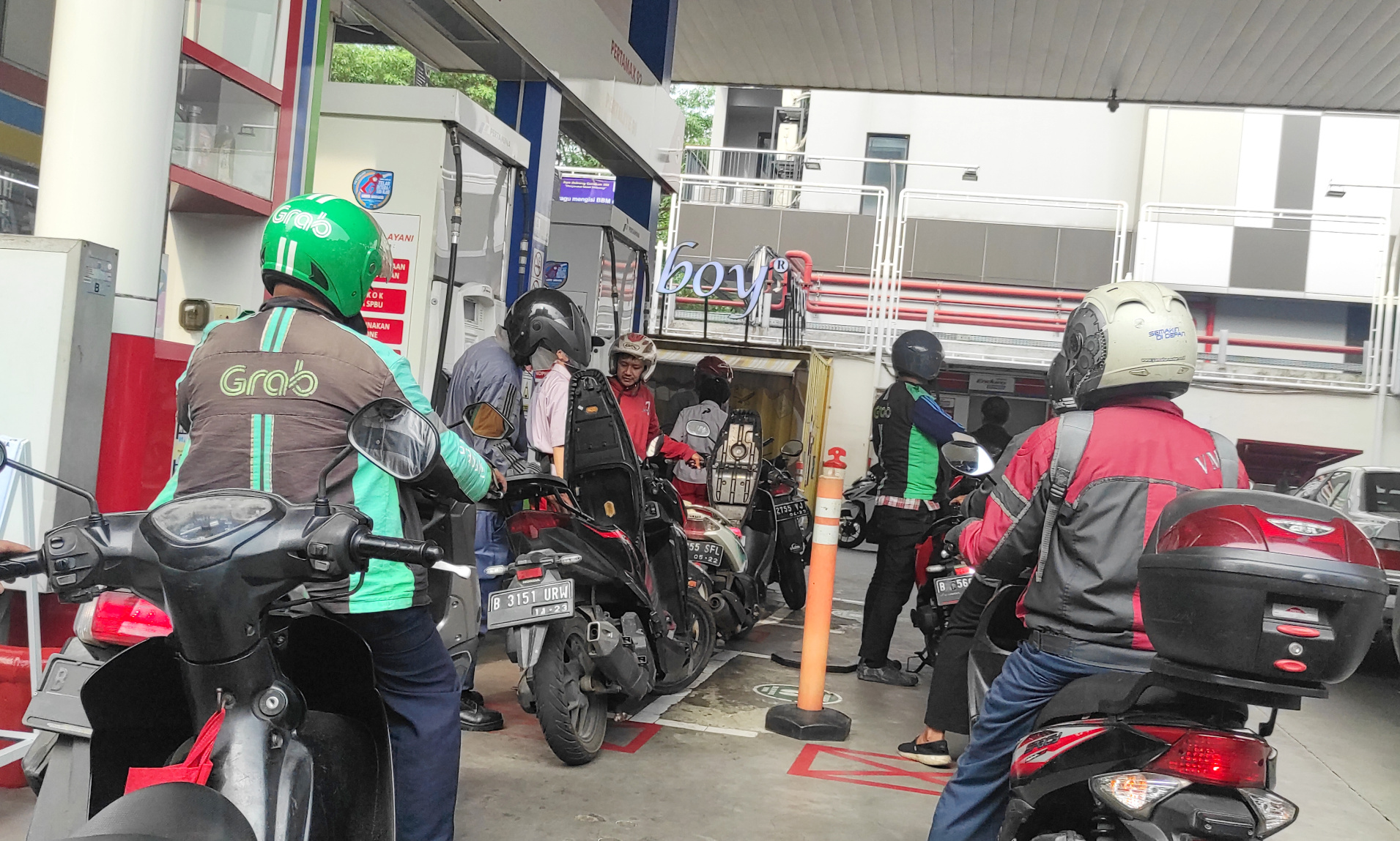 Ilustrasi warga sedang mengisi BBM di SPBU. (SinPo.id/Ashar)