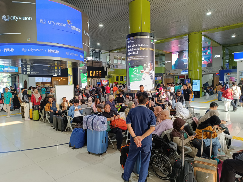 KAI Daop 1 Stasiun Ganbir dan Stasiun Senen dipadati penumpang (Ashar/SinPo.id)