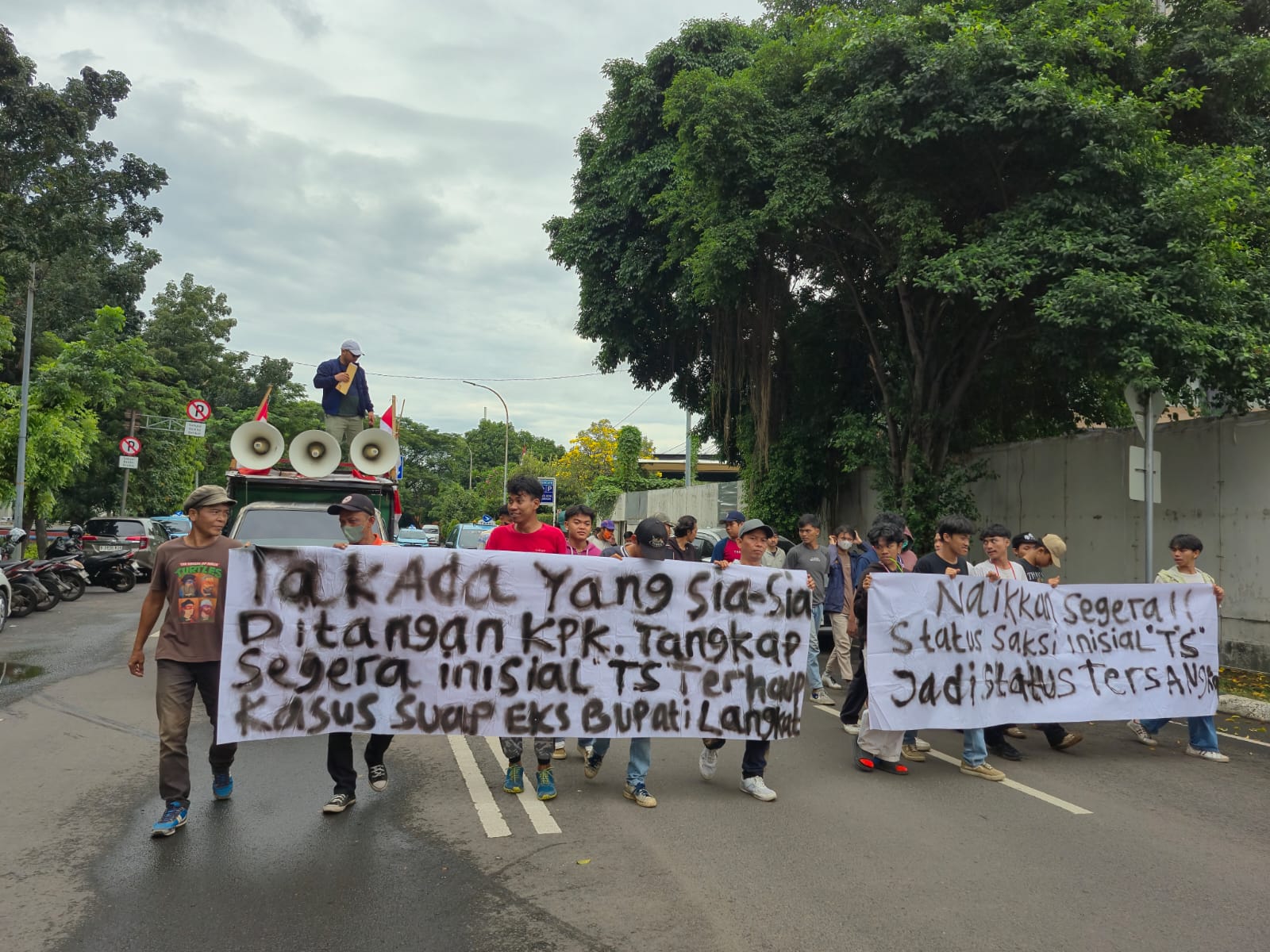 Massa aksi menggeruduk gedung KPK, Jakarta (Sinpo.id)