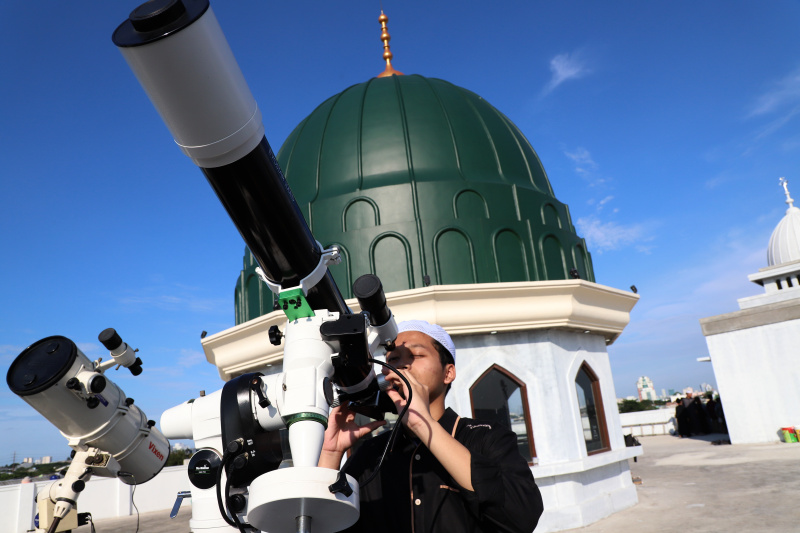 Ilustrasi Pengamatan Hilal (SinPo.id/Ashar)