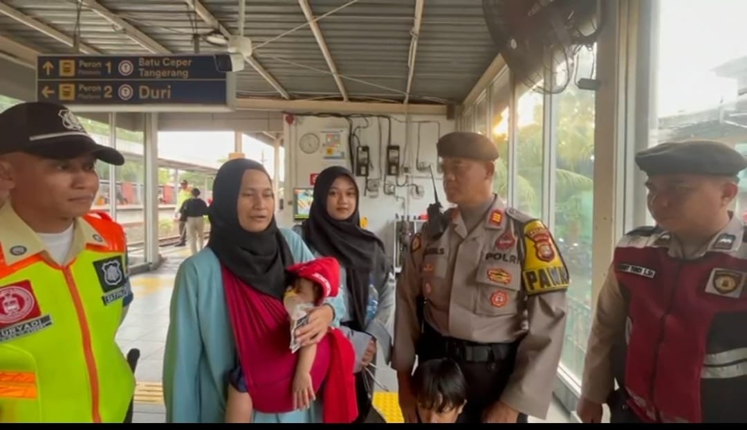 Ibu dan anak asal Sukabumi yang tersesat di Jakarta (SinPo.id/ Humas PMJ)