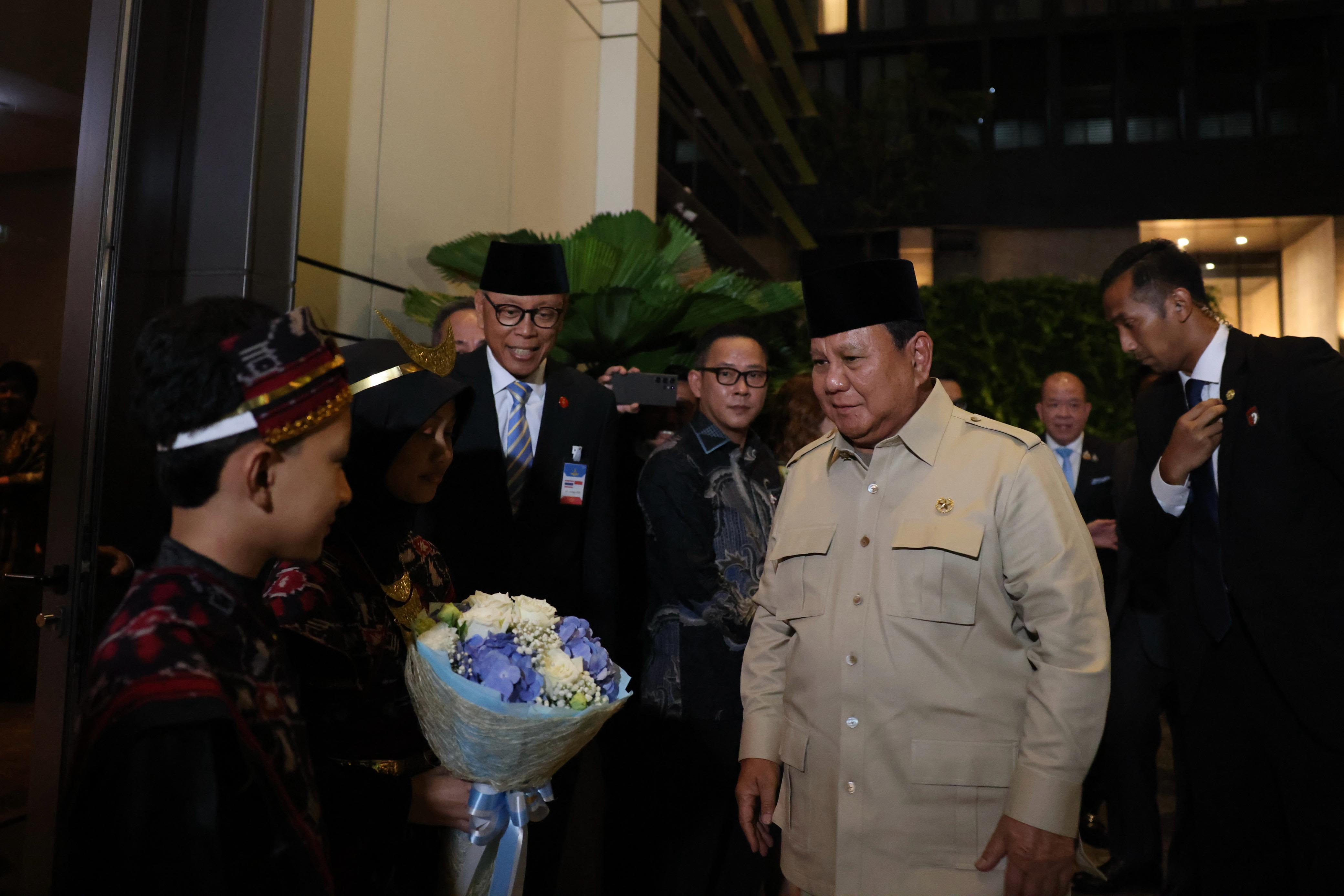 Presiden Prabowo disambut diaspora saat tiba di Thailand pada Sabtu malam, 17 Mei 2025. (SinPo.id/Sekretariat Presiden)