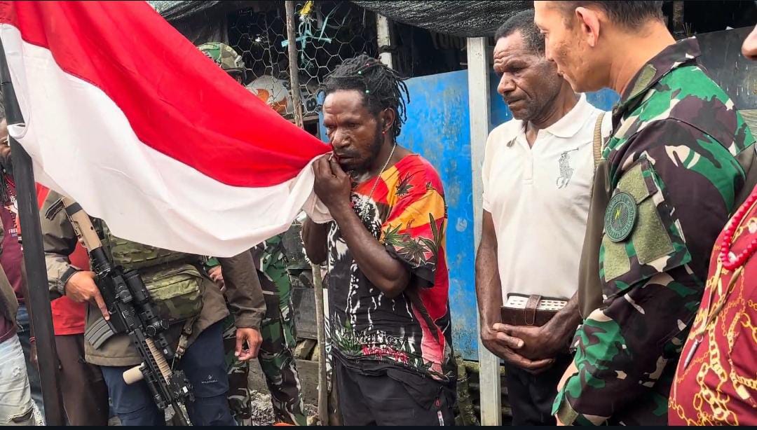 Minanggeng Murib Cium Merah Putih dan Bersumpah Setia pada NKRI (SinPo.id/PuspenTNI)