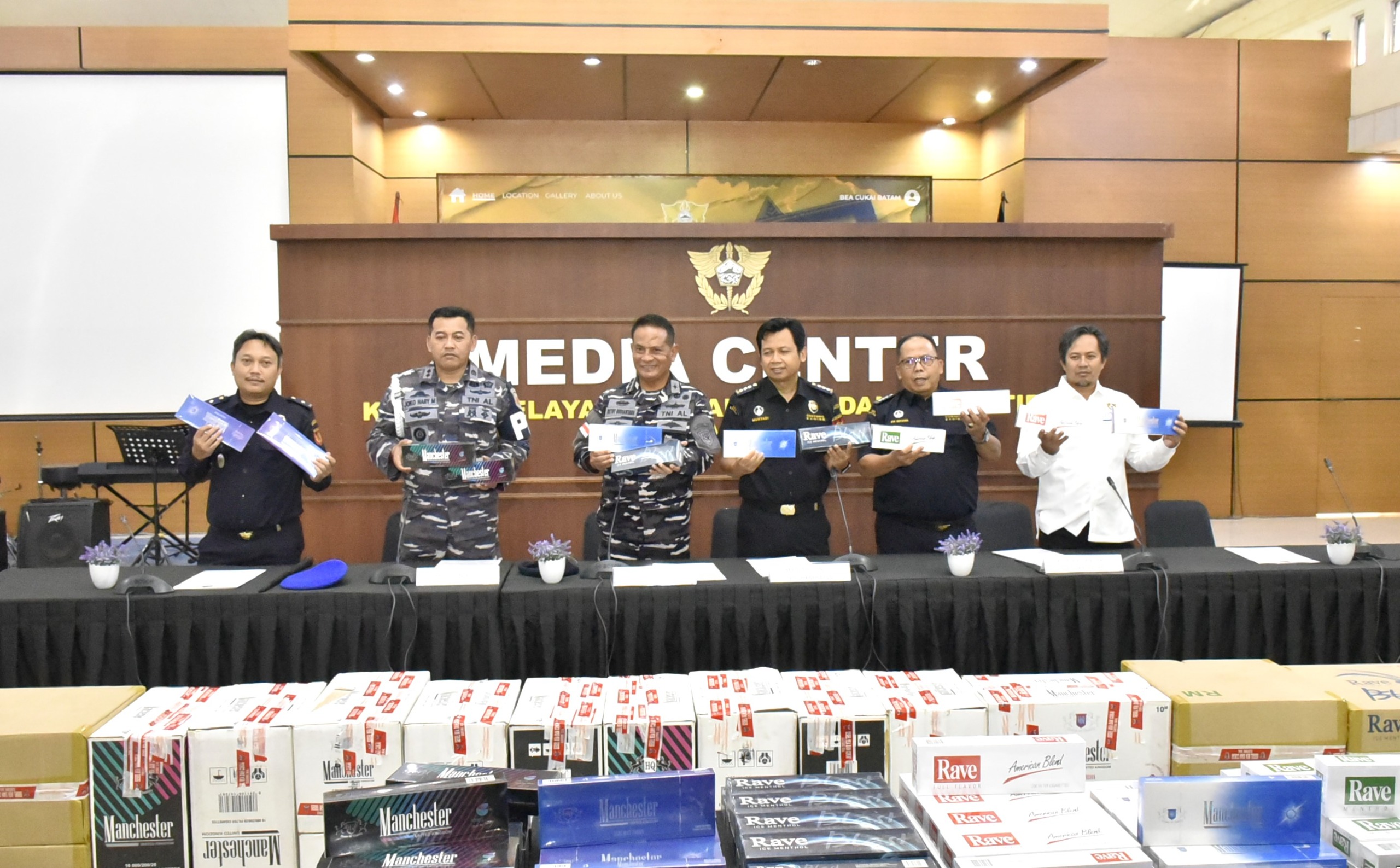 TNI AL dan Bea Cukai Gagalkan Penyelundupan Rokok Ilegal di Batam (SinPo.id/PuspenTNI)