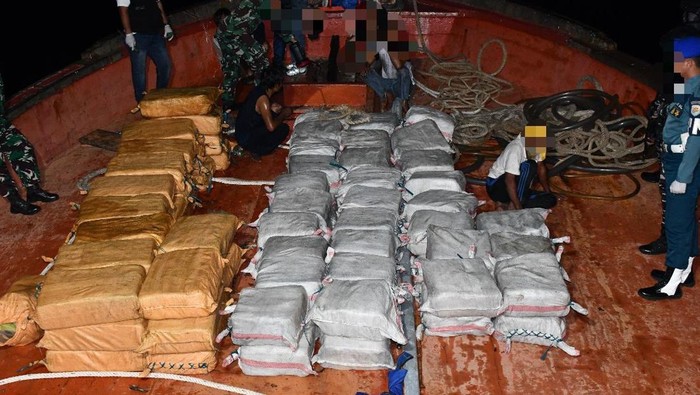 Tim Fleet One Quick Response (F1QR) Pangkalan TNI AL TBK menggagalkan penyelundupan narkotika yang dibawa oleh kapal ikan asing berbendera Thailand. (SinPo.id/Puspen TNI)