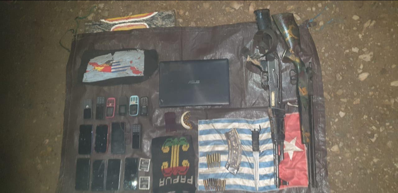 Barang bukti yang disita dari OPM di Intan Jaya (SinPo.id/ Puspen TNI)