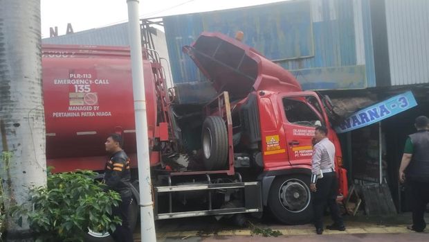 Truk Tangki BBM Tabrak Rumah di Jaktim (SinPo.id/X TMC Polda Metro Jaya)