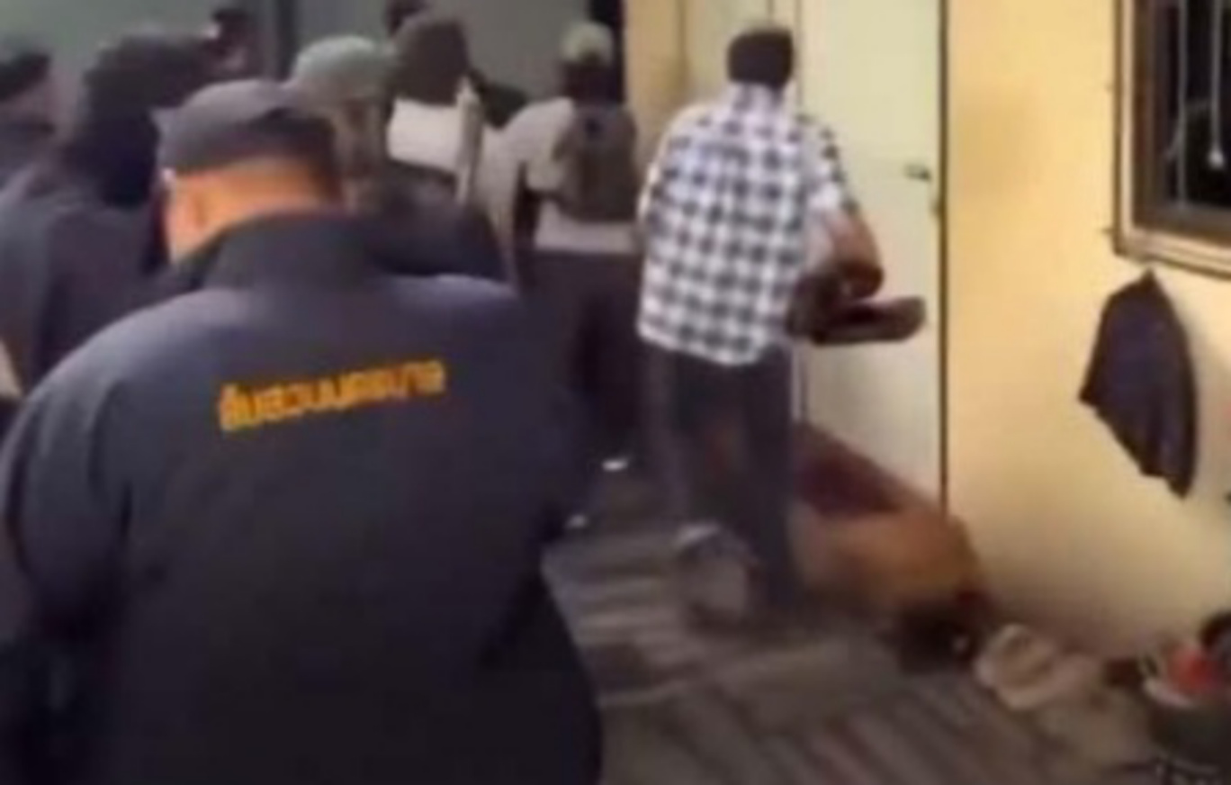 Penggerebekan yang dilakukan polisi Thailand (SinPo.id/Tangkapan Layar)