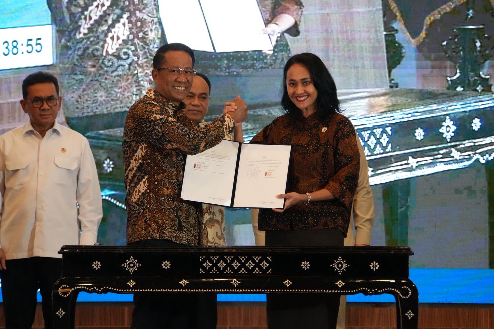 Menkum Supratman Andi Agtas dan Wamen P2MI Christina Aryani. (SinPo.id/dok. KP2MI)