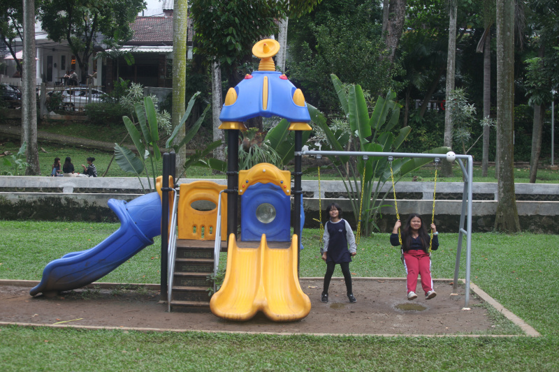 Warga sedang menikmati liburan panjang Hari Raya Waisak di Taman Langsat (Ashar/SinPo.id)