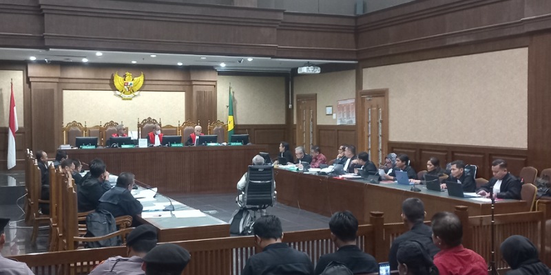 Ahli bahasa Frans Asisi bersaksi di persidangan kasus merintangi penyidikan suap PAW (Sinpo.id)