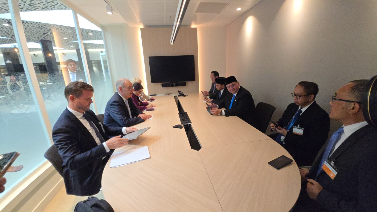 Airlangga Hartarto Temui Menteri Swiss, Bahas Aksesi OECD dan Investasi Teknologi (SinPo.id/dok.Ekon)