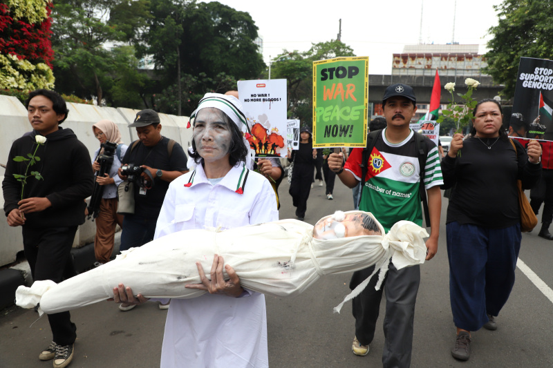 Aktivis Greenpeace menggelar aksi damai teaterikal dengan tajuk