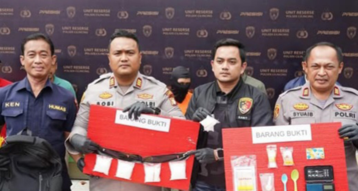 Konferensi pers penangkapan bandar narkoba (SinPo.id/Dok.Polsek Cilincing)