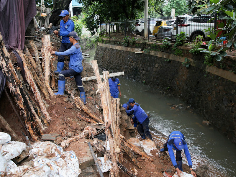 Ilustrasi longsoran tanah di sekitar kali di Jakarta (SinPo.id/Beritajakarta)