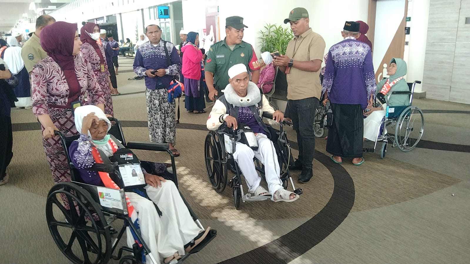 Evakuasi penumpang Saudi Arabia Airlines (SinPo.id/ Puspen TNI)