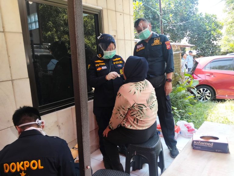 Polresta Cirebon ambil sampel DNA keluarga korban longsor Gunung Kuda (SinPo.id/ Humas Polri)