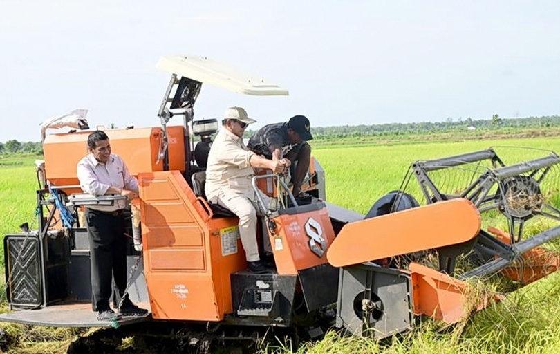 Presiden Prabowo mengoperasikan mesin panen padi (SinPo.id/Setpres)