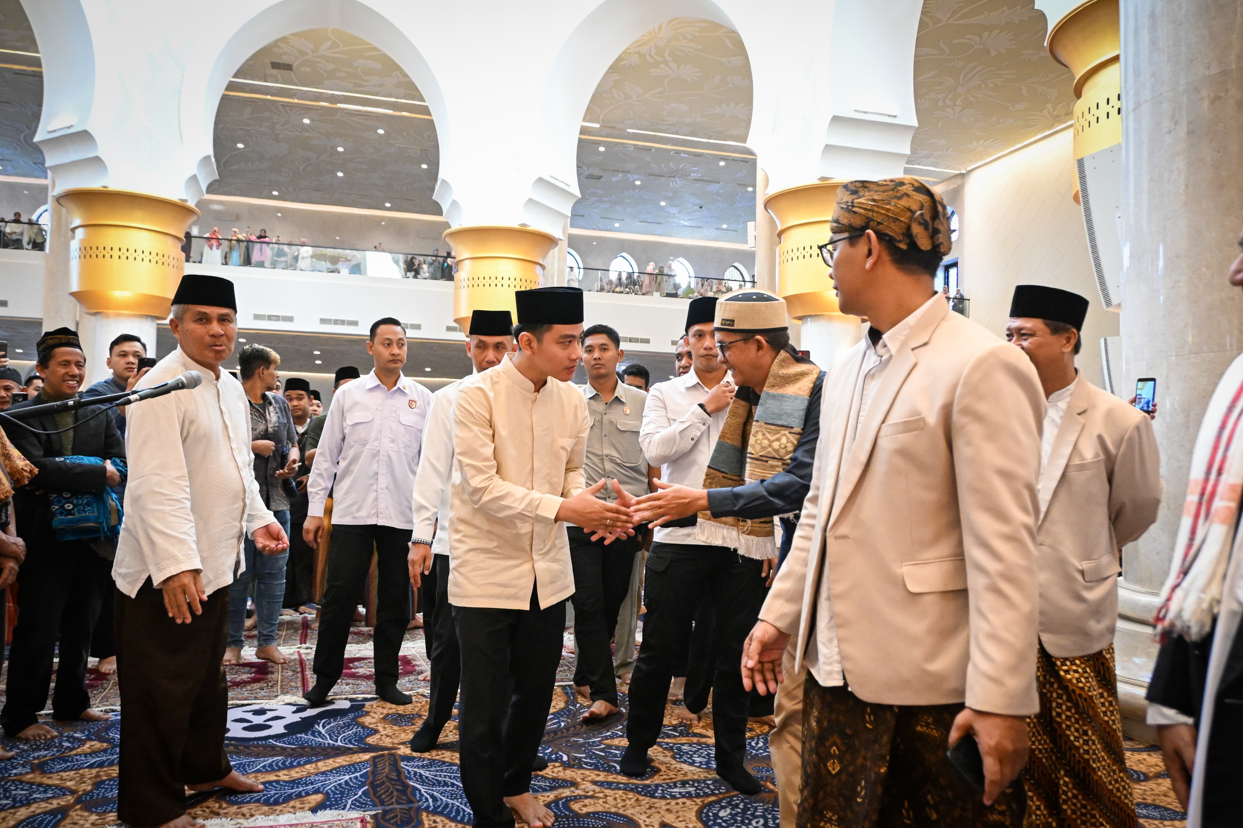 Wapres Gibran usai Salat Iduladha di Masjid Sheikh Zayed. (SinPo.id/Setwapres)