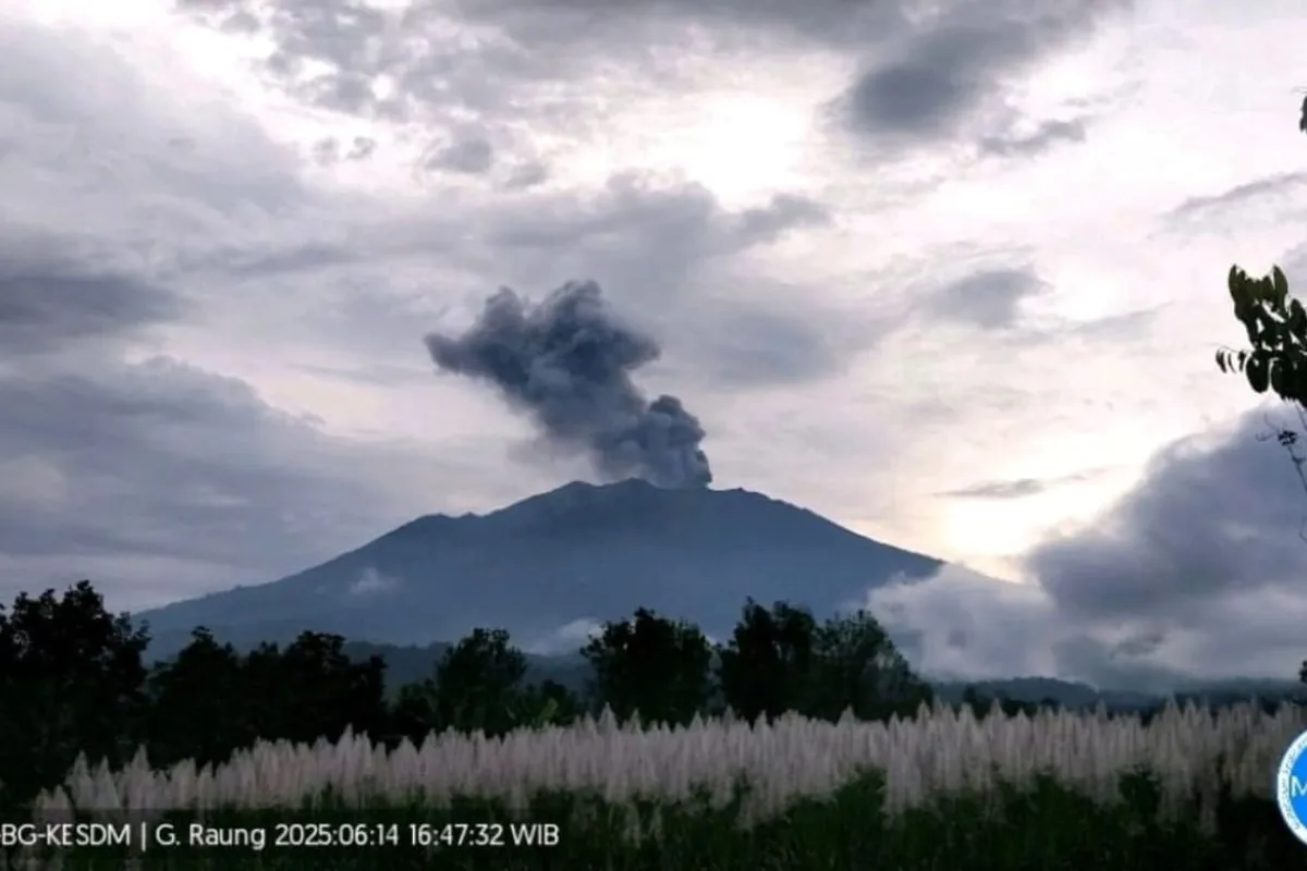 Gunung Raung erupsi dengan letusan setinggi 1.500 meter di atas puncak pada Sabtu, 14 Juni 2025 petang. (SinPo.id/Dok. PVMBG