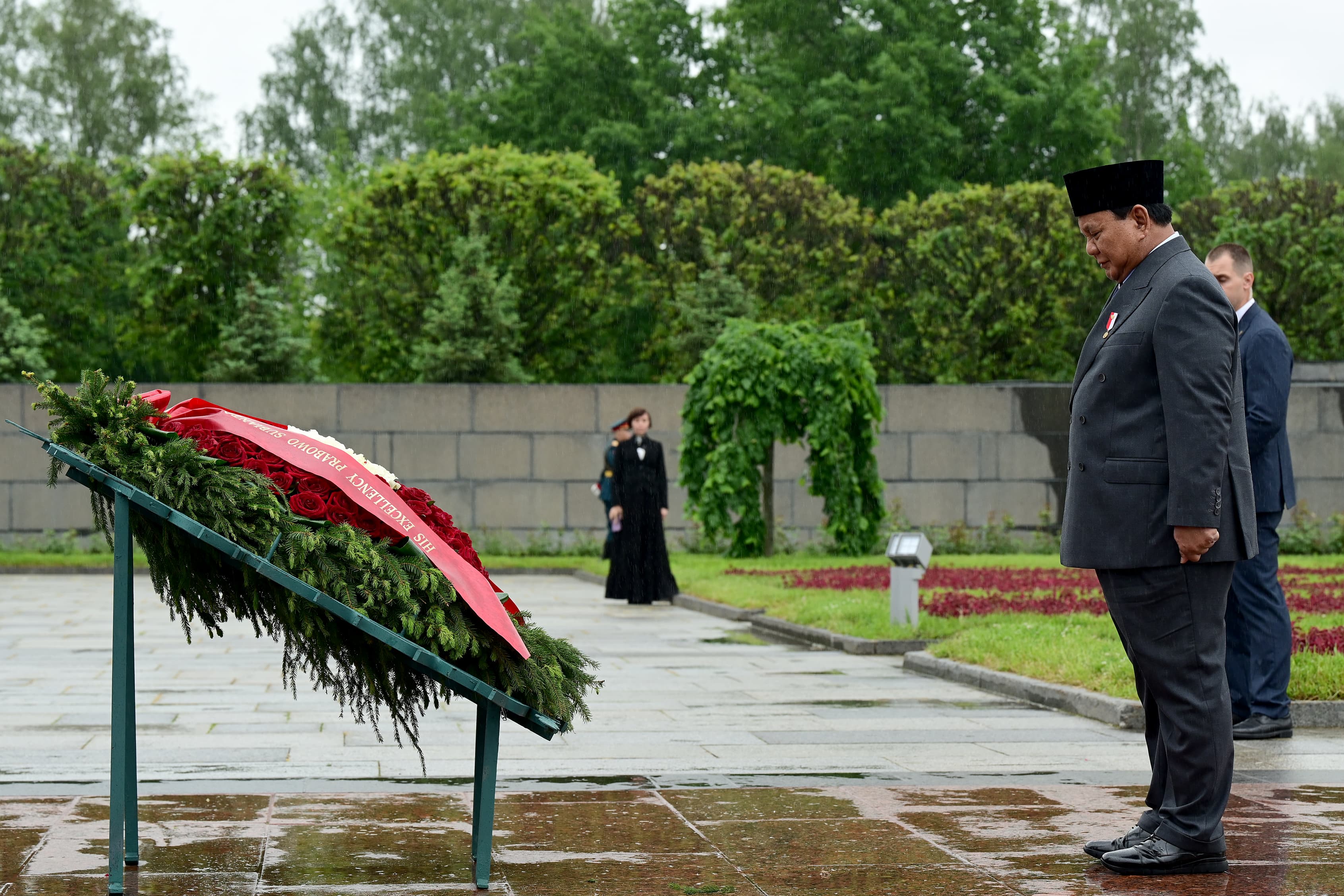 Presiden Prabowo Subianto meleletakkan karangan bunga di Piskarovskoye Memorial Cemetery (SinPo.id/ Setpres)