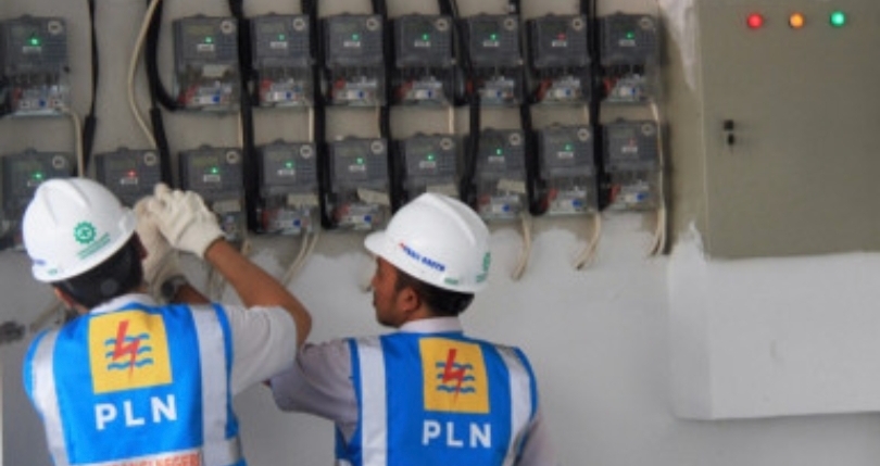 Petugas PLN sedang mengecek meteran listrik (SinPo.id/ Dok. PLN)