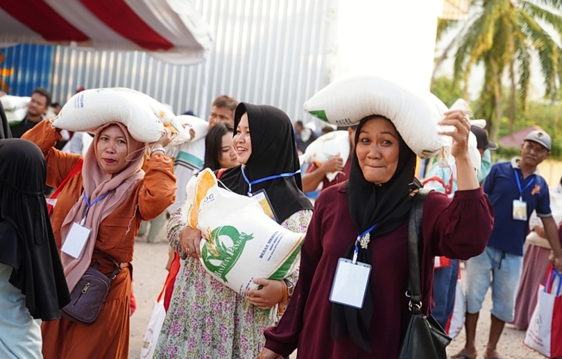 Ilustrasi masyarakat menerima bantuan bantuan beras 10 Kg per bulan. (SinPo.id/dok. Bapanas)