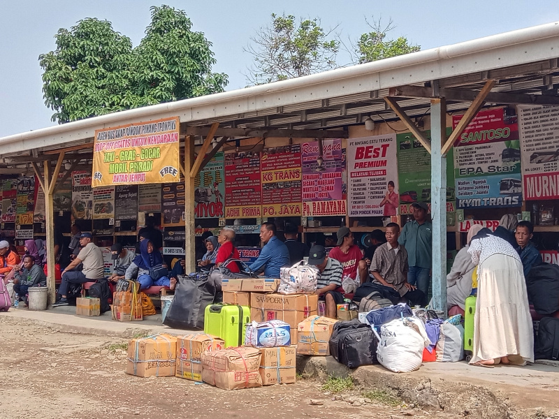 Menjelang libur panjang Hari Raya Idul Adha pemudik memadati terminal pondok pinang (Ashar/SinPo.id)