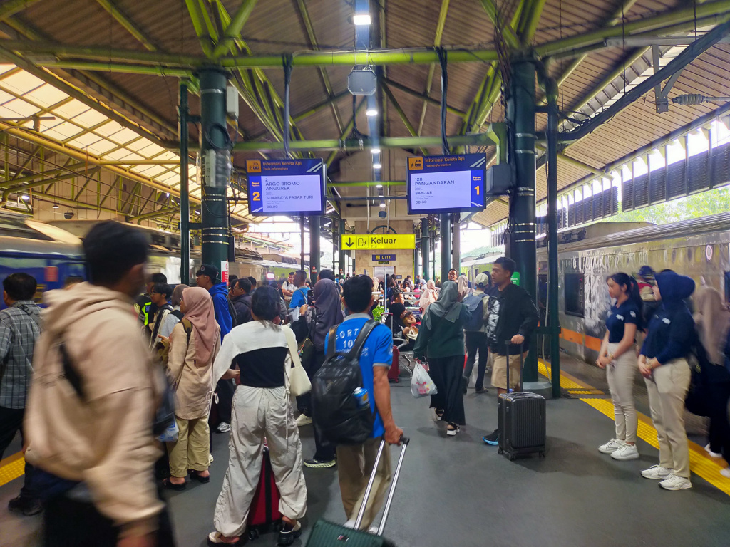 Menjelang libur panjang Hari Raya Idul Adha Stasiun Gambir mengalami peningkatan volume penumpang (Ashar/SinPo.id)