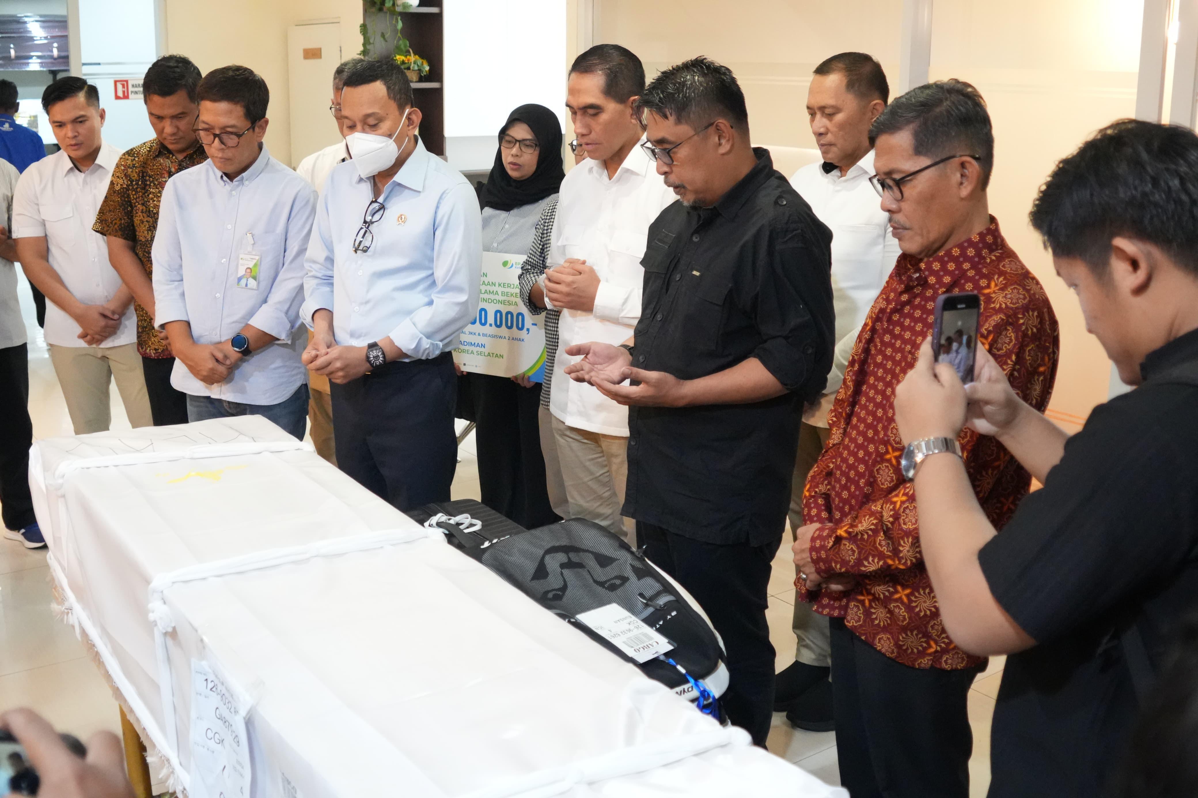 Menteri Karding jemput jenazah PMI di Bandara (SinPo.id/ Dok. KP2MI)