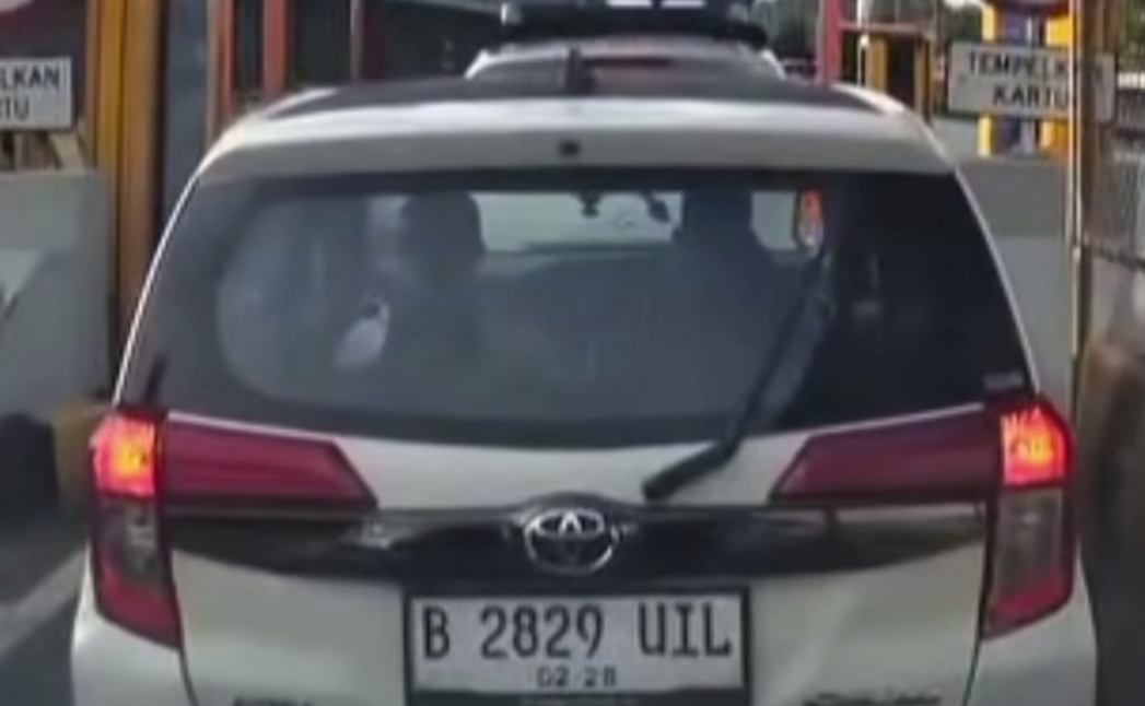 Mobil yang menerobos gerbang tol di Depok (SinPo.id/ Tangkapan Layar)
