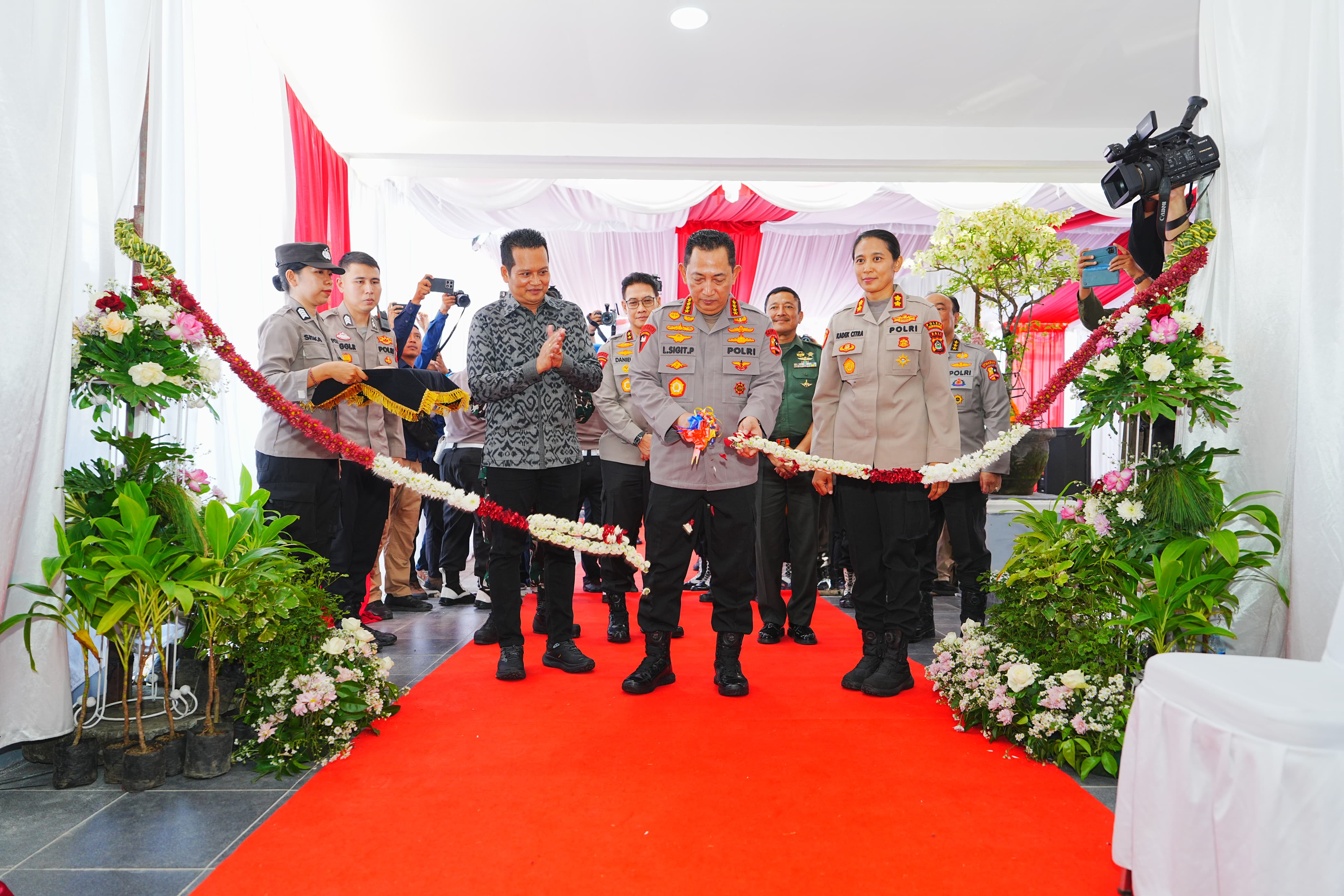 Kapolri Jenderal Polisi Listyo Sigit Prabowo saat meresmikan SPPG di Bali (SinPo.id/Dok.Polri)
