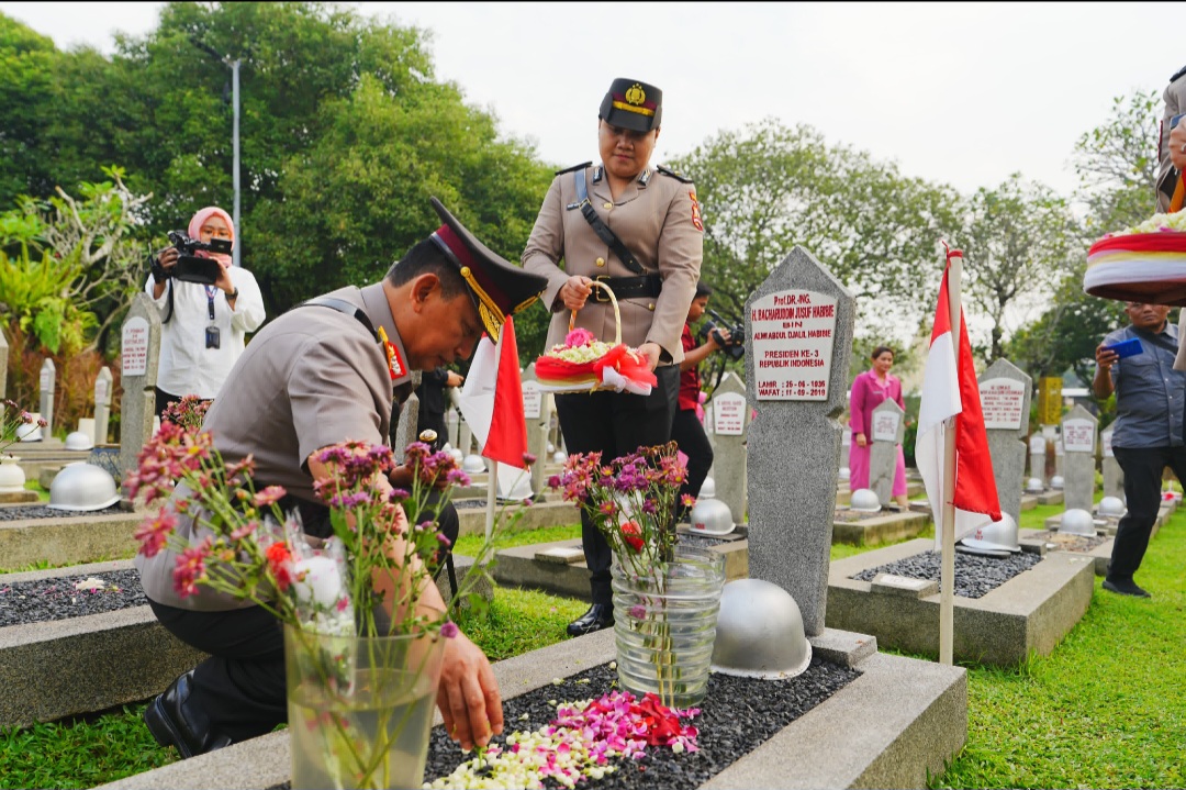 Kapolri Jenderal Listyo Sigit Prabowo saat ziarah (SinPo.id/Dok.Polri)