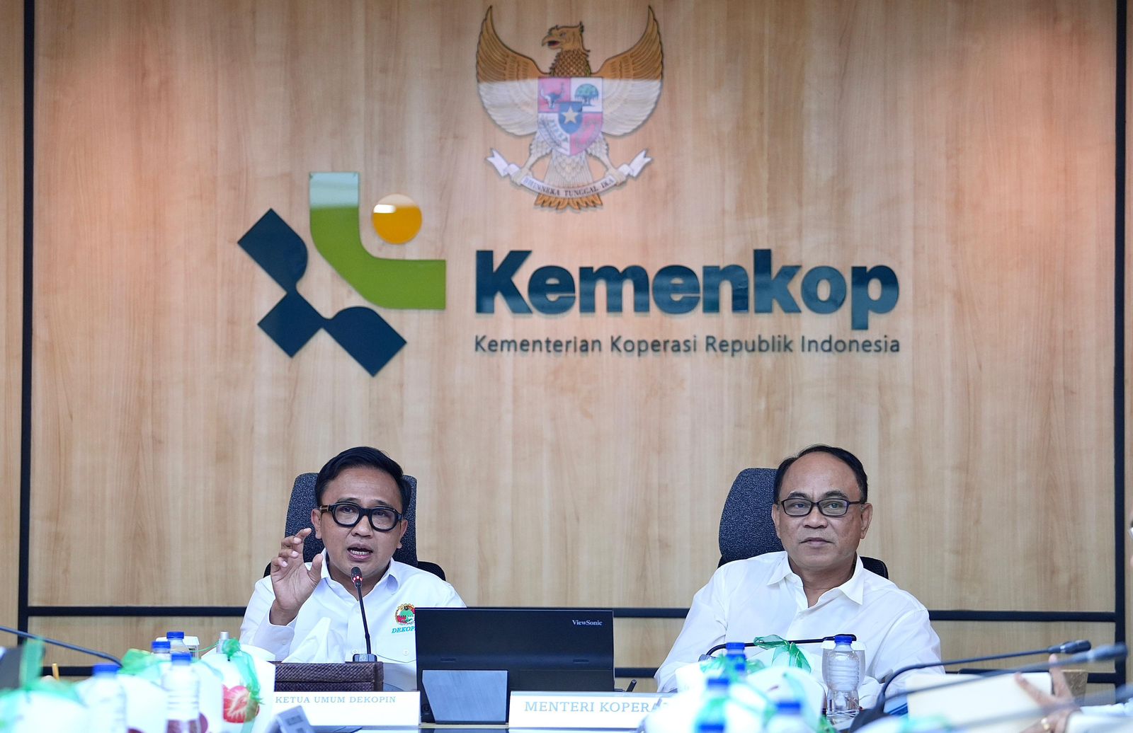 Ketum Dekopin Bambang Haryadi dan Menkop Budi Arie (SinPo.id/ Dok. Kemenkop)