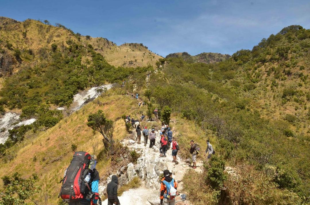 Pendaki di Gunung Rinjani (SinPo.id/Kemenpar)