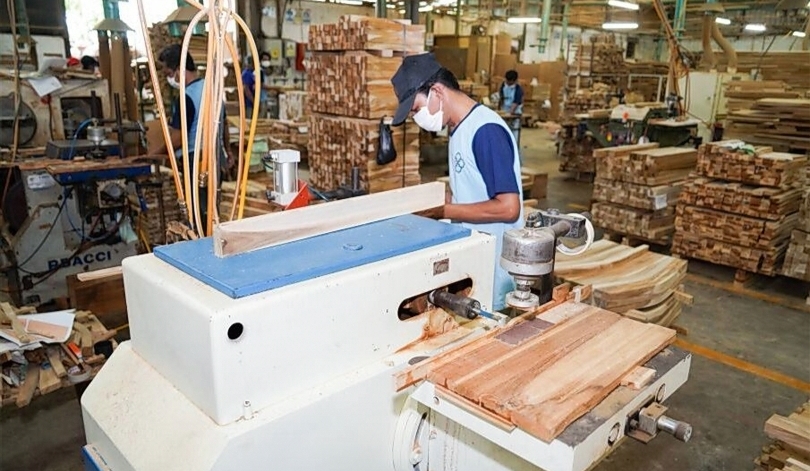 Ilustrasi pekerja sedang membuat furnitur untuk di ekspor. (SinPo.id/dok. Kemenperin)